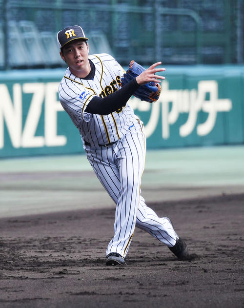 阪神対DeNA　投手守備練習をする青柳晃洋（撮影・奥田泰也）