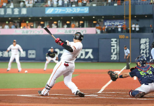 巨人対ヤクルト　1回裏巨人1死一、二塁、岡本和真は先制右前適時打を放つ（撮影・上山淳一）