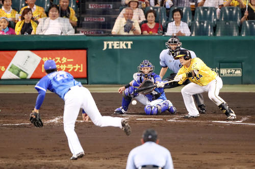 阪神対DeNA　5回裏阪神1死一、三塁、梅野隆太郎は投前にスクイズバントを決め先制点を挙げる（撮影・加藤哉）