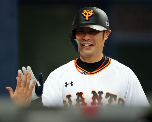 巨人対ヤクルト　1回裏巨人1死満塁、小林誠司の押し出し死球で生還した亀井は笑顔でナインとハイタッチ（撮影・浅見桂子）