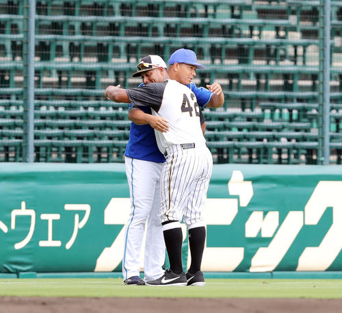DeNAロペス（左）とあいさつを交わすソラーテ（撮影・前田充）