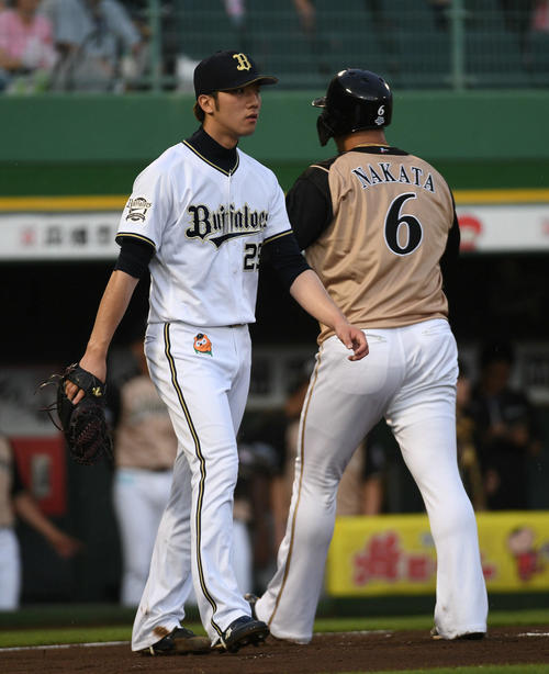 オリックス対日本ハム　1回表日本ハム2死二塁、渡辺諒に適時二塁打を浴び、二塁走者中田翔（右）の生還許した田嶋大樹（撮影・渦原淳）
