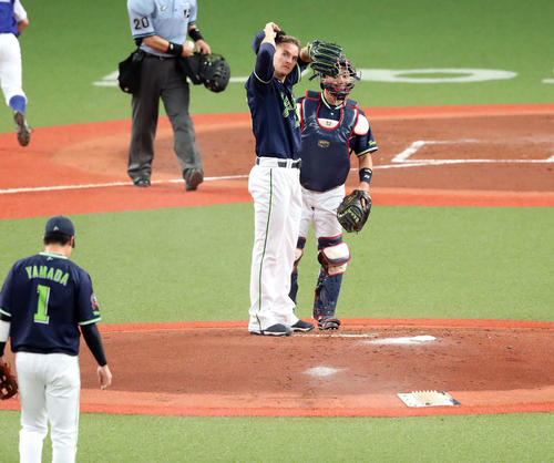 巨人対ヤクルト　1回裏巨人1死一、二塁、陽に適時打を許しマウンドで汗をぬぐいながら中村（右）と話すブキャナン（撮影・垰建太）