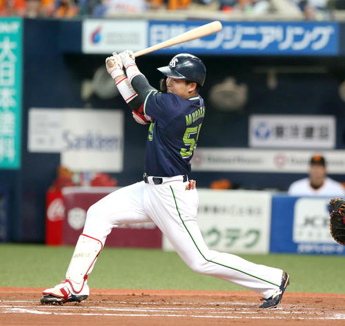 巨人対ヤクルト　7回表ヤクルト無死一塁、村上宗隆は中越え二塁打を放つ（撮影・上山淳一