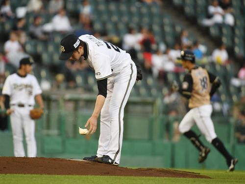 オリックス対日本ハム　2回表日本ハム無死、石井に本塁打を浴びた田嶋（撮影・渦原淳）