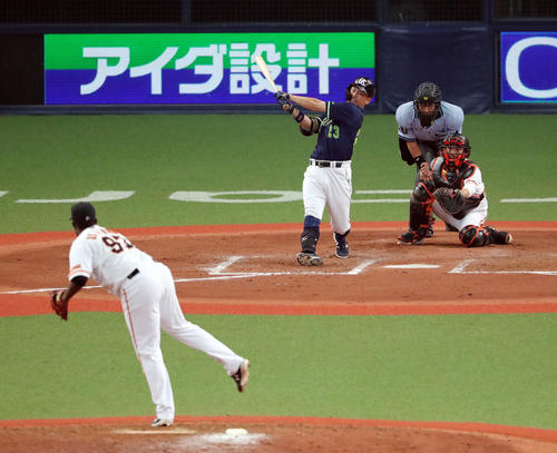 巨人対ヤクルト　8回表ヤクルト2死一、二塁、右越え3点本塁打を放つ青木。投手デラロサ（撮影・垰建太）