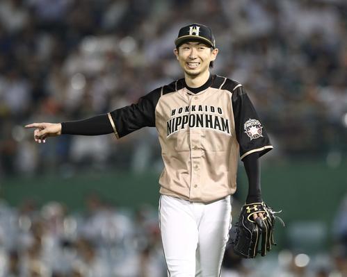 オリックス対日本ハム　6回裏、走者を出すも無失点に抑え笑顔の金子（撮影・黒川智章）