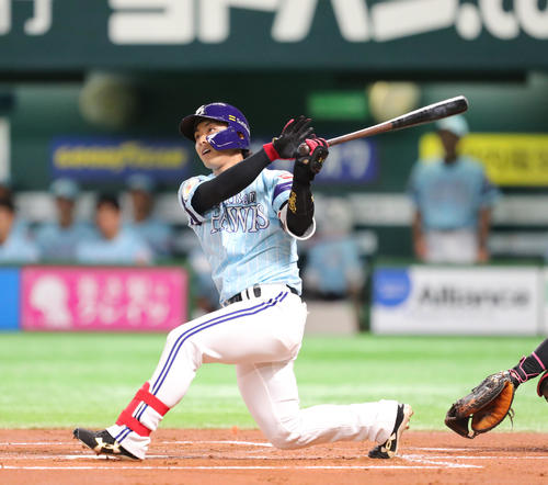 1回裏ソフトバンク1死、今宮健太は左越えに先制本塁打を放つ（撮影・梅根麻紀）