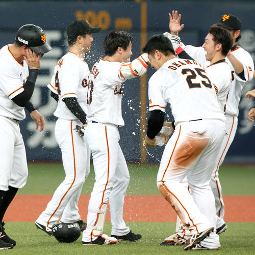 9回裏巨人無死一、二塁、代打重信慎之介（中央）はサヨナラ左前適時打を放ちウオーターシャワーの祝福に笑顔を見せる（撮影・上山淳一）