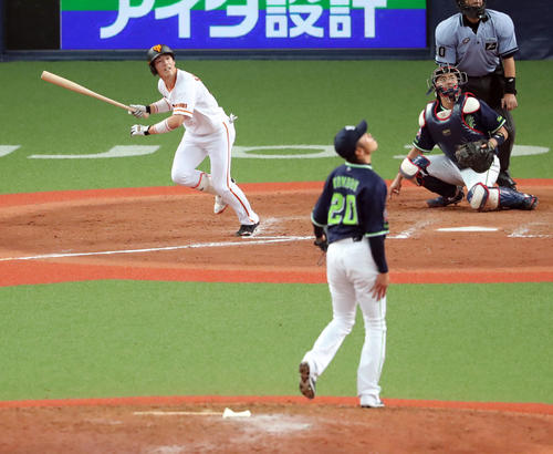 巨人対ヤクルト　9回裏巨人無死一、二塁、左翼にサヨナラ適時打を放つ重信。投手近藤（撮影・垰建太）
