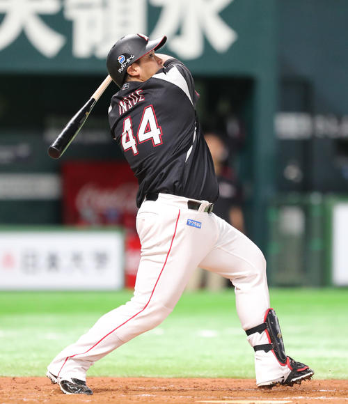 7回表ロッテ1死二塁、井上晴哉は2点本塁打を放つ（撮影・梅根麻紀）