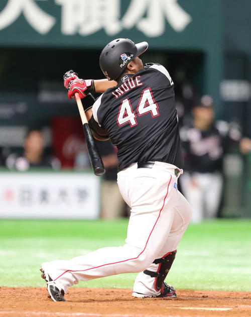 9回表ロッテ1死一塁、井上晴哉は左越え2点本塁打を放つ（撮影・梅根麻紀）