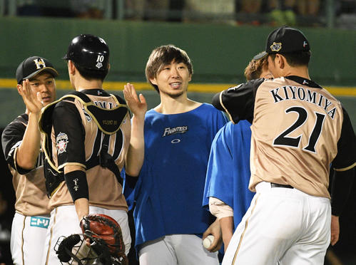 4勝目を挙げた金子（中央）は、笑顔で清水（左から2人目）とタッチを交わす。右は清宮（撮影・渦原淳）