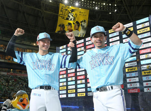 ソフトバンク対ロッテ　ヒーローになった高橋純平と松田宣浩はガッツポーズ（撮影・梅根麻紀）