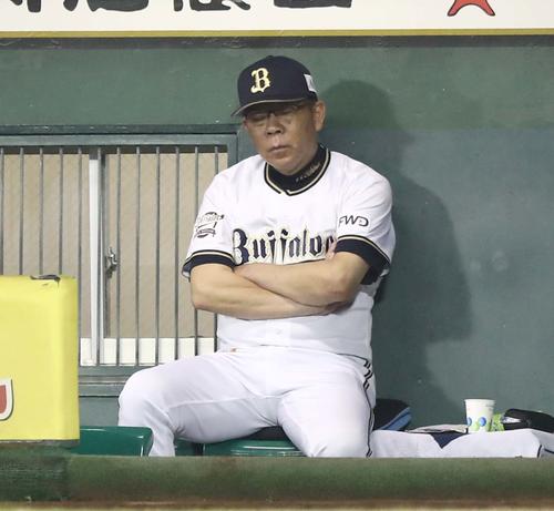 オリックス対日本ハム　ベンチで渋い表情の西村監督（撮影・黒川智章）