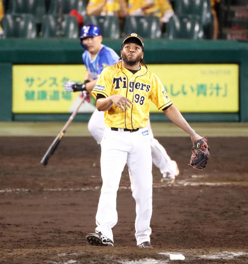 阪神対DeNA　9回表DeNA2死二塁、筒香に中越え適時二塁打を浴びるドリス（撮影・加藤哉）