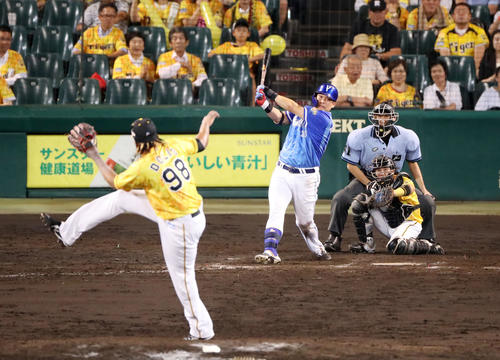 阪神対DeNA　9回表DeNA2死二塁、筒香は中越え適時二塁打を放つ（撮影・加藤哉）