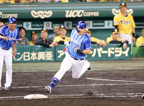 阪神対DeNA　9回表DeNA2死二塁、筒香は中越え適時二塁打を放つ（撮影・加藤哉）