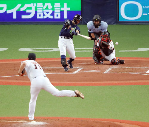 巨人対ヤクルト　7回表ヤクルト無死、左前安打を放つ青木。投手山口（撮影・垰建太）