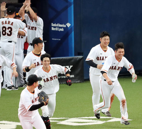 9回裏巨人無死一、二塁、重信のサヨナラ適時打でベンチを飛び出す、右から坂本勇、岡本らナイン（撮影・垰建太）
