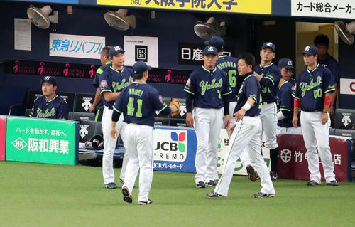 巨人対ヤクルト　サヨナラ負けを喫しナインを横目にベンチでぼうぜんとする村上（左）（撮影・垰建太）