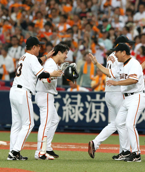 巨人対ヤクルト　9回裏巨人無死一、二塁、重信慎之介は原辰徳監督（左）から祝福を受ける（撮影・上山淳一）