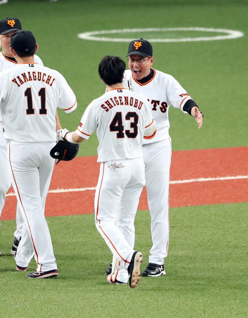 巨人対ヤクルト　9回裏巨人無死一、二塁、左翼にサヨナラ適時打を放った重信（43番）を笑顔で出迎える原監督（撮影・垰建太）