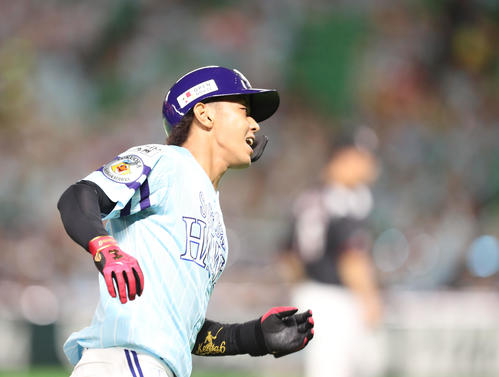 1回裏ソフトバンク1死、今宮健太は左越えに先制本塁打を放ちホームへ走る（撮影・梅根麻紀）