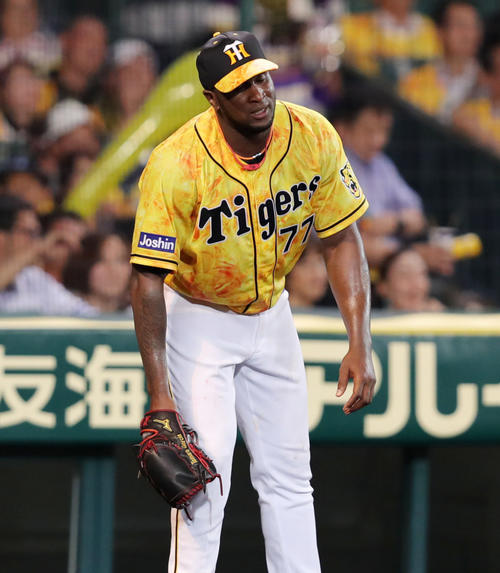 阪神対DeNA　7回表DeNA無死二、三塁、中井に同点犠飛を浴び、がっくり肩を落とすガルシア（撮影・前田充）