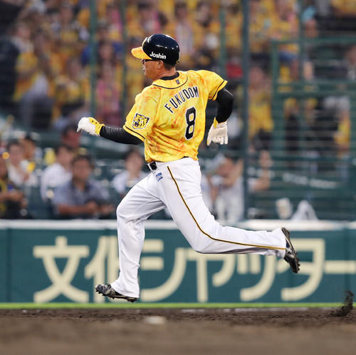 阪神対DeNA　5回裏阪神1死一塁、鳥谷敬の右前打で三塁を狙う一走の福留孝介（撮影・前田充）