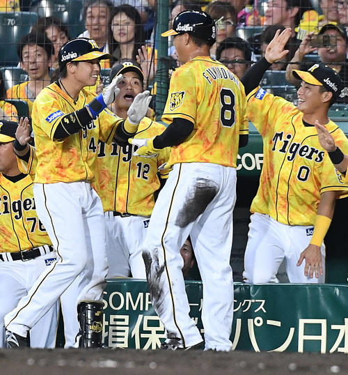 阪神対DeNA　5回裏阪神1死一、三塁、梅野隆太郎（左）のスクイズで三塁走者の福留孝介（右）が生還しタッチを交わす（撮影・奥田泰也）