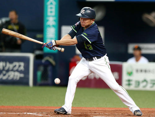巨人対ヤクルト 5回表ヤクルト2死一、三塁、石川雅規は一塁適時内野安打を放つ(撮影・上山淳一)