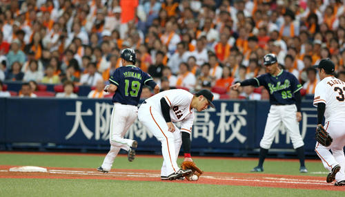 巨人対ヤクルト 5回表ヤクルト2死一、三塁、石川雅規は一塁適時内野安打を放つ(撮影・上山淳一)