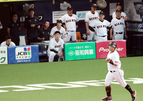 巨人対ヤクルト 8回裏巨人2死一、三塁、代打阿部(手前)が好機で二飛に倒れ厳しい表情の原監督(後方右から3人目)らベンチ(撮影・垰建太)