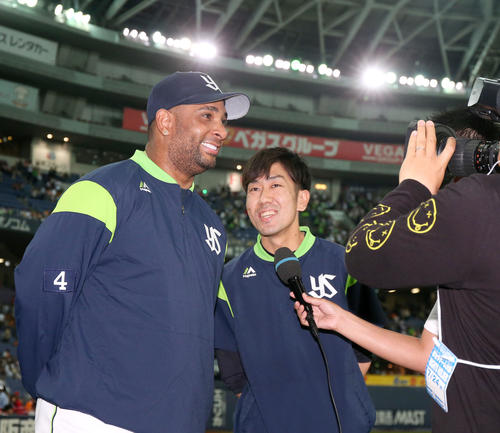 巨人対ヤクルト ウラディミール・バレンティン(左)はヒーローインタビューで笑顔で話す(撮影・上山淳一)