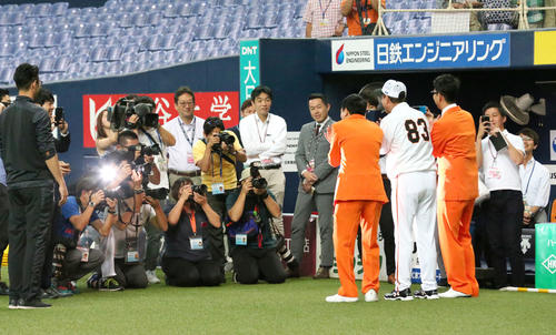 巨人対ヤクルト 試合前にあいさつに来たナイツの2人と記念写真を撮る原辰徳監督(撮影・上山淳一)
