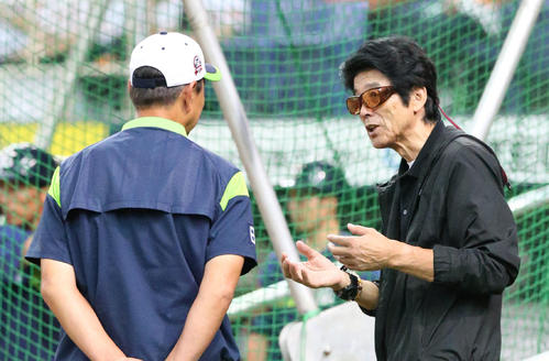巨人対ヤクルト 試合前、小川淳司監督(左)と話す江本孟紀氏(撮影・上山淳一)