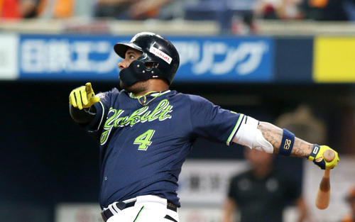 巨人対ヤクルト 2回表ヤクルト2死一塁、ウラディミール・バレンティンは中越え2点本塁打を放つ(撮影・上山淳一)