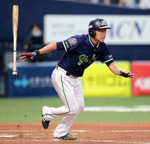 巨人対ヤクルト　5回表ヤクルト2死一、三塁、石川は一塁内野適時打を放つ（撮影・浅見桂子）