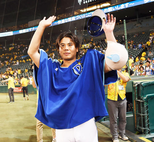 阪神対DeNA　阪神に勝利投手となった浜口遥大はファンにあいさつする（撮影・奥田泰也）