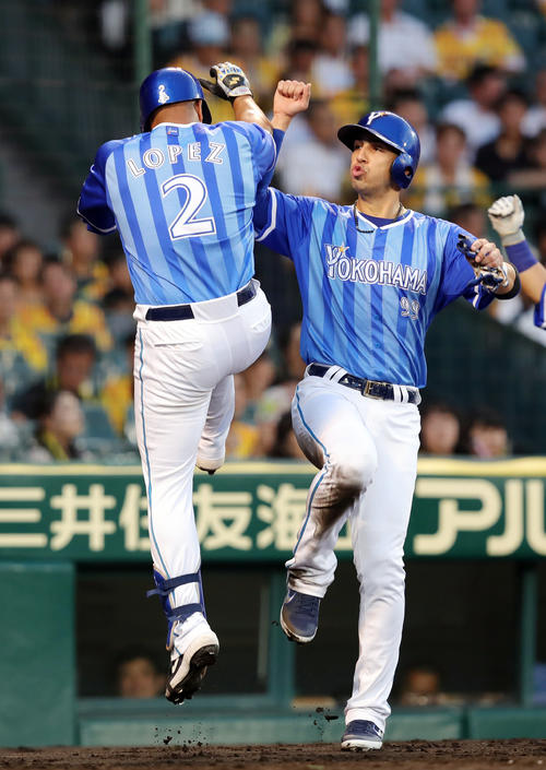 阪神対DeNA　4回表DeNA1死二塁、先制の2点本塁打を放ち、タッチを交わして喜ぶロペス（左）とソト（撮影・前田充）