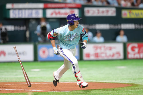 ソフトバンク対ロッテ　8回裏ソフトバンク1死二塁、栗原は右中間に勝ち越しとなる適時三塁打を放つ（撮影・梅根麻紀）