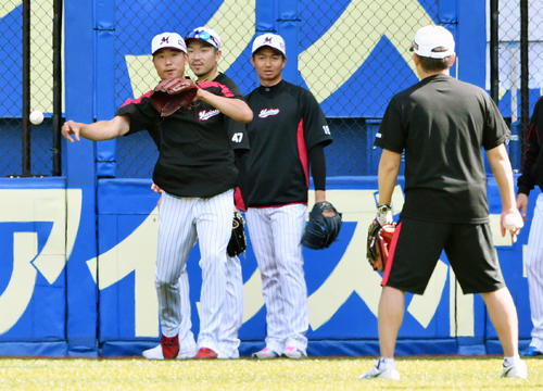 2019年7月8日、ZOZOマリンスタジアムで練習する阪神から移籍した石崎（左手前）