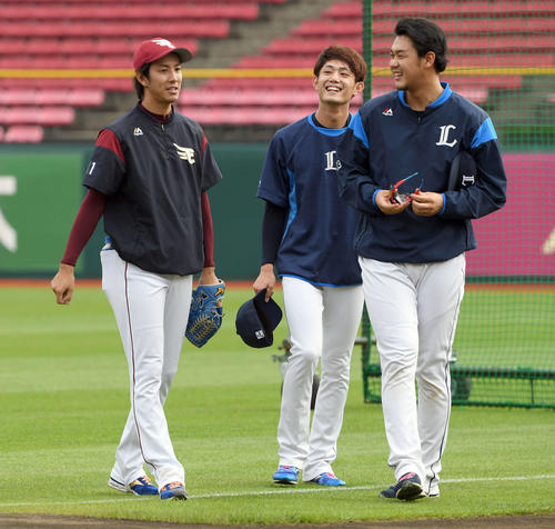 談笑する楽天岸孝之（左）と西武今井達也と高橋光成（撮影・たえ見朱実）