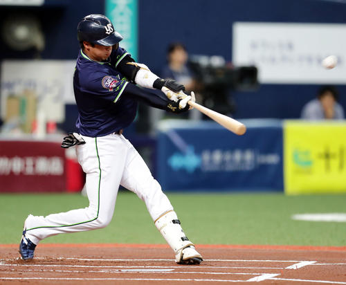 巨人対ヤクルト　1回表ヤクルト無死、山田哲は中越え二塁打を放つ（撮影・浅見桂子）