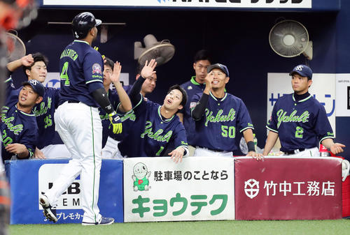 巨人対ヤクルト　2回表ヤクルト2死一塁、バレンティン（左）が2点本塁打を放ち、ハイタッチで迎える山田哲（中央）ら（撮影・浅見桂子）
