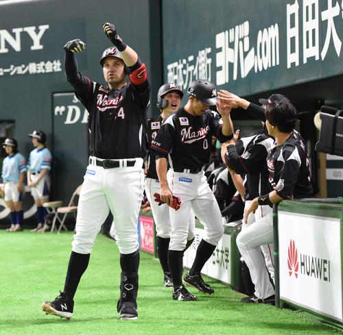 ソフトバンク対ロッテ　1回表ロッテ無死満塁、レアードは左越えに先制の満塁本塁打を放ちベンチ前で釣りポーズ（撮影・今浪浩三）