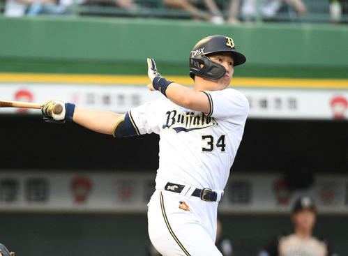 オリックス対日本ハム　1回裏オリックス1死二塁、吉田正は右越え適時二塁打を放つ（撮影・渦原淳）