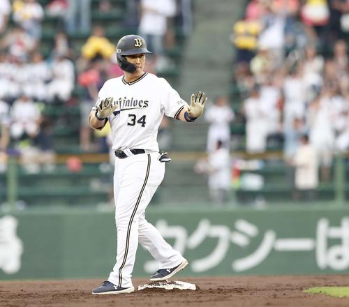 オリックス対日本ハム　1回裏オリックス1死二塁、右越え適時二塁打を放つ吉田正（撮影・黒川智章）
