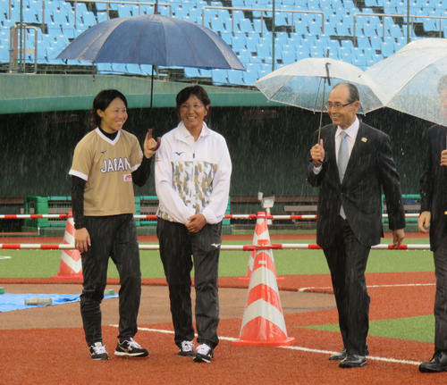 東京五輪会場となる福島県営あづま球場を視察したソフトバンク王（右）、ソフトボール日本代表の宇津木監督（中央）と山田主将